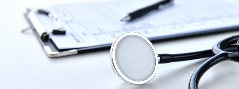 無人の医師のデスク―聴診器とカルテ